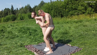 Охуеть, она голой катается на самокате на улице, надо подкатить и трахнуть ее!