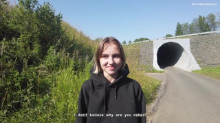 Охуеть, она голой катается на самокате на улице, надо подкатить и трахнуть ее!